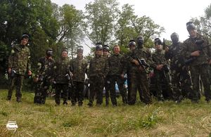 Grupa uczestników gotowa do gry w paintball