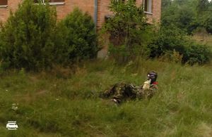 Kadr z rozgrywki na poligonie paintballowym Przystani Eskapada