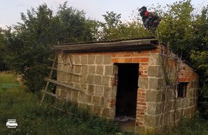 Gracz na jednej z przeszkód poligonu