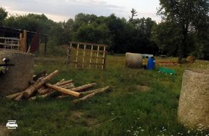 Kadr z rozgrywki na poligonie paintballowym Przystani Eskapada