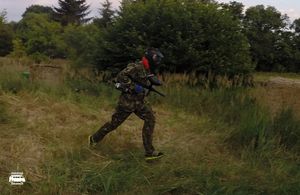 Kadr z rozgrywki na poligonie paintballowym Przystani Eskapada