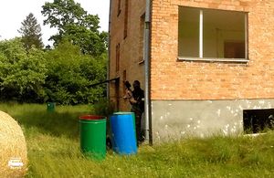 Kadr z rozgrywki na poligonie paintballowym Przystani Eskapada