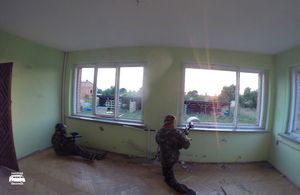 Kadr z rozgrywki na poligonie paintballowym Przystani Eskapada