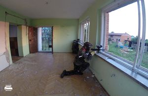 Kadr z rozgrywki na poligonie paintballowym Przystani Eskapada