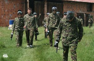 Kadr z rozgrywki na poligonie paintballowym Przystani Eskapada