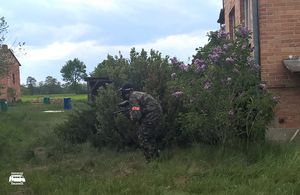 Kadr z rozgrywki na poligonie paintballowym Przystani Eskapada