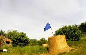 Flaga i przeszkody na polu paintballowym