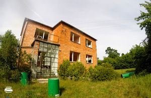 Kadr z rozgrywki na poligonie paintballowym Przystani Eskapada