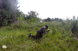 Kadr z rozgrywki na poligonie paintballowym Przystani Eskapada